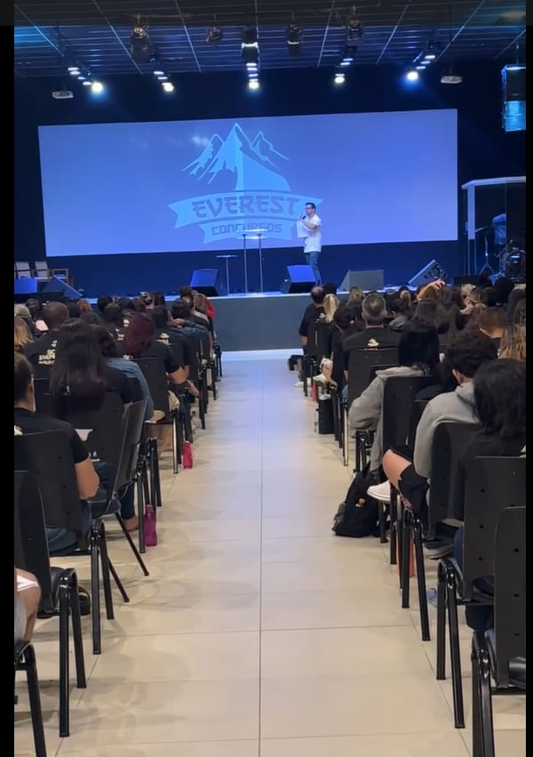 Prof. Chacon palestrando para uma plateia de concurseiros